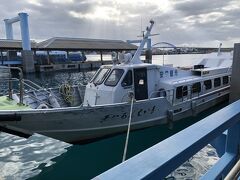 今日も小さいこの船で竹富島に行きます

竹富島は2度目だから
「13:20の竹富→黒島の船に乗って午後は黒島観光するか？」
とも思ったけど
たぶんゆっくり過ごしたくなるんだろうな～と思い、それはやめました

竹富島でゆっくりしよう
て、わけで往復券を購入☆
