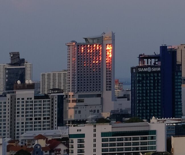 ２月8日(水)　18:14 　ターミナル21のホテルに夕日が反射した。