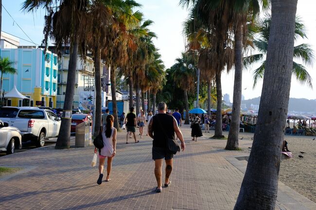 HOPSまでビーチロードを歩きます。