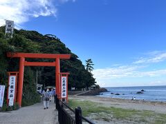 最初の目的地、二見興玉神社に到着。天気も良く、海と空の青に鳥居の朱色がとても映えていました。こんなに海に近い神社、自分は初めてです