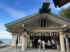 こちらは猿田彦大神を祀られている神社とのことです。天候にも恵まれ、潮の香りの中　心地よく参拝させていただきました。