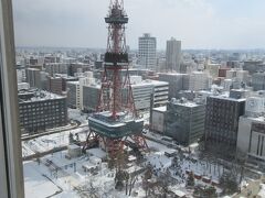 時計台のすぐ横の札幌市役所展望回廊から。