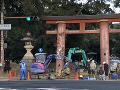 　春日大社　一の鳥居。工事中。
　お土産をリュックに背負って戻ります。最短コースなど目指さず、一番わかりやすい、バス道路沿いを。てくてく。