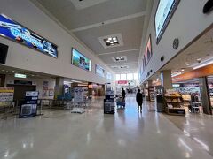 小松空港のターミナルビルにやってきました。

同じ北陸の富山空港のターミナルビルは、最小限のお土産売り場と飲食店しかありませんでしたが、小松空港のターミナルビル内には店舗が割と充実していました。