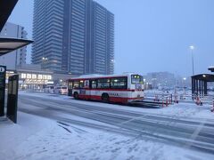 ドタバタで準備やフライトの振替、宿の手配などして、いつもの同行者に駅まで送ってもらった。

駅前はすっかり雪化粧。