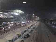 10数分遅れて仙台空港に到着。すっかり雪化粧を施されたターミナルビルが美しい。