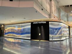 東京・羽田空港第3ターミナル 3F 出国後エリア

「LOUIS VUITTON（ルイ・ヴィトン）」の写真。

せっかく羽田空港にヴィトンができたのにいまだに入れていません。

＜営業時間＞
8:00～18:00