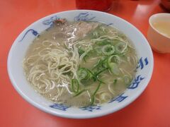 ということで博多ラーメンを朝食にいただきます。

じつはこちらのお店は改築（改装？移転？）前に訪れて食べている。えーっと、いつだったっけ？。覚えているのは今は亡き九越フェリー「れいんぼー べる」か「れいんぼーらぶ」（博多～直江津）の営業処女航海に乗船した時以来だなぁ。