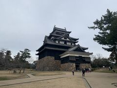 15:35 松江城
現存12天守のひとつ、そして国宝にも指定されている松江城。別名「千鳥城」とも呼ばれています。かっこいい…
縁結びパーフェクトチケットで団体扱いになるので割引が効きます。