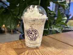 アジア圏だと至るところにあるスタバのような存在のThe Coffee Bean & Tea Leafへ。
※一時期日本にもあったのに撤退してしまいました 涙

クッキークリームフラペチーノ、ハイカロリーだけど気にしない(;´∀｀)