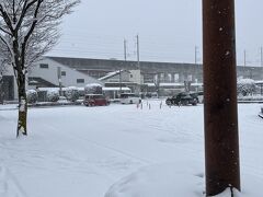 宇都宮線は北上する程に雪が酷くなってきて、西那須野駅に着く頃は一面銀世界でした。
ここから少し歩いてコメダ珈琲で主人と待ち合わせ。
結局主人はスキー場まで行ったものの、悪天候で滑るのは諦めて、温泉でのんびりしていたそうです。