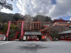 正面に見えるのが御本殿(ごほんでん)
京都の清水寺のようにたくさんの柱で支えられた縣造り(かけづくり)が見事です。
縣造りとは山の崖や、河の岸に張り出して造られる建造物です。
床下は縦横に柱が通っていて、柱の上に土台を置いて本体が建てられているような造りになっています。
この種の建物を見るたびに私はいつもとても感動します。
この祐徳稲荷神社は朱塗りなので、とても艶やかな神社です。
私が今まで見た縣造りの建造物は、京都の清水寺、奈良の長谷寺、千葉の笠森観音と崖観音、岩手の達谷窟毘沙門堂などです。
全国にはまだまだ沢山の縣造りがあると思うので、いつか他のものも見てみたいと思っています。