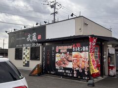 今回の旅は成田空港から福岡空港までの格安航空券が手に入ったので、今まで訪れたことのなかった佐賀県を旅しました。
お昼前に福岡空港に到着し、最初にレンタカーで佐賀の吉野ヶ里遺跡に向かいました。
吉野ヶ里遺跡の東口駐車場の近くにあるうまかもん市場、博多武蔵さんで人気の焼きそばをいただきました。
