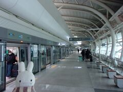 第２ターミナル駅から乗って、空港貨物ターミナル駅の次、雲西(Unseo)駅に到着。
空港からすぐ近く！