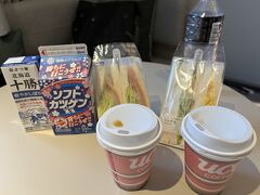 ホテルでの朝食は１階のローソンで調達。外に１歩も出る必要がありません。コーヒーはフロント前のマシンで自由に淹れることができます。
あえてレストランを設けず、ビジネスマンの習性を知り尽くした設定です。