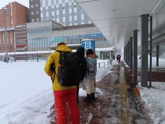 【旭山駅　バス停】

旭山動物園に行くバスは　
この６番のバス停から出発します