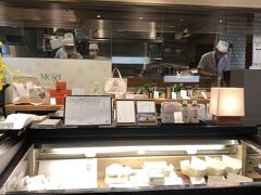 　連日の長距離散歩でお疲れ。キャリーを持って、人混みの中うろうろしたくないし、一昨日京都駅近郊の下見もしたので、どこかでお茶します。
　伊勢丹のはしたて。食事ができるだけでなく、商品をテイクアウトできるようです。