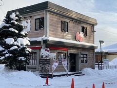 キティーハウスも雪で可愛い感じ♪
もみの木の雪がとっても良い感じよね～