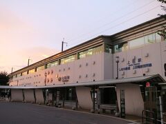 朝陽を浴び始めた上田駅（お城口）を一枚。