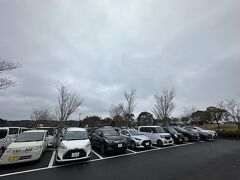 雨は止んでたのでチェックアウトしてキャンプ地へ。
平日は駐車場結構空いてるんですけど、臨時と違って有料(100円)なんですよね。