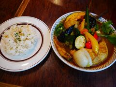 【鎌倉・RojiuraCurry SAMURAI】

札幌発祥のスープカレーだけど、乗ってるのは鎌倉野菜。
こちらも古民家リフォームという鎌倉らしいお店。
休日は結構並んでます。