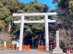 【 息栖神社 】

茨城県息栖市に御鎮座され、創祀は応神天皇（西暦390年～431年）の御代と伝えられ創建1700年を超える神社です。

東国三社とは、鹿島神宮・香取神宮・息栖神社の総称なのですが、鹿島神宮・香取神宮と比べると、息栖神社は規模、知名度とも差があるように感じます。
実は、10年くらい前に鹿島神宮・香取神宮は参拝させて頂いたことがあるのですが、その時は息栖神社のことは知らなかったのです。

この三社が並び称される訳は、天照大御神の命を受けて鹿島神宮の御祭神武甕槌大神と、このあと訪れる香取神宮の御祭神経津主大神と共に出雲の国へ行かれ、そこで大国主命と話し合い国譲りの交渉を成就された神様です。
このとき、二柱の神様を道案内したのが、息栖神社の御祭神久那戸神とされています。

こちらの「二の鳥居」から参拝させて頂きます。
一の鳥居は後ほど。
