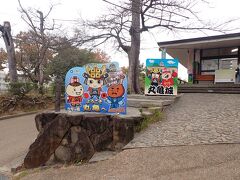 観光案内所前にはいろんなキャラクターがいますね。
うどん県ヤドンのパネルもありました。
