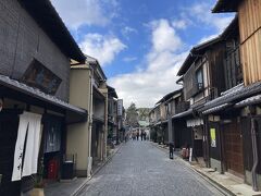 で、上七軒。老松さんは暖簾がかかっているけど、飲食店はまだ休んでいるところが多い！