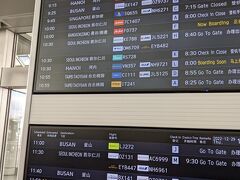 12/29(木)　
朝8時半、福岡空港国際線着。

航空便もようやく復活してきました。