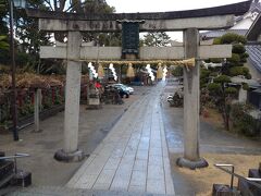 次は茨木神社を訪問しました。
茨木神社は807年に宮元町に鎮座した天石門別神社が始まりであります。元日の午前10時には一年の最初の祭典「歳旦祭」が斎行されています。
また、節分祭、夏祭、秋祭、七五三詣などの行事にも欠かせない神社の１つとなっています。