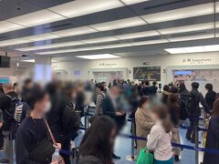 土曜日の朝、羽田空港国際線は結構混んでいて、優先レーンも封鎖中なものだから、セキュリティに並ばされた。