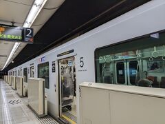 空港からは地下鉄に乗って移動します。
福岡空港は博多駅まで地下鉄で2駅とめちゃくちゃ便利です。