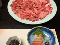 初日の夜はしゃぶしゃぶにしました。
すき焼き？と思うくらいの厚みがあるお肉でびっくりしました。