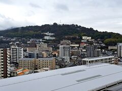 「熊本駅」北側の「花岡山」の風景