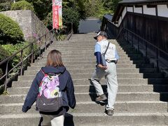 平日だから参加者少ないかな～とは思ってたけど、やっぱり2人だけでした。

まだまだ裏山寺は知名度が低いのかな？
ガイドのおじさん「裏山寺を案内する前にここだけは案内しないと！」と言い、登山口から階段を上る。。