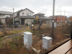 原田駅（はるだ駅）が近づく。
駅の読み方が九州！
左手から筑豊本線の単線が合流して来ます。