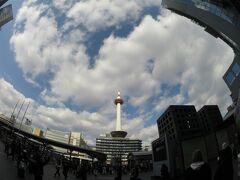 少し時間があるので、つららさまに京都駅のご案内をお願いした。
まずは京都タワー。今度は広角で。