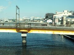 橋を渡り陸奥湊駅へ。