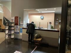 所用を済ませてホテルに到着したのは18時半を過ぎた頃でした。
予約は東館10畳和室でしたが、お部屋が空いていたのか西館の523号室にグレードアップしてもらえました。

