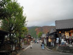 おー！これが有名な「湯の坪街道」ですねっ(*°∀°)=3 憧れの由布院にきたーって感覚が湧いてきました。
いつもは車で時間をかけて移動しますが、飛行機だとあっという間についてしまうので、遠くに来たって感覚がなくて（笑）