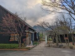 素敵なお店「CAFE LA RUCHE」の向こう側に湖が見えるので行ってみましょー。ちなみに、こちらはパン屋さんで、カフェからの景色が最高らしいですよ(´∀｀*)

◇CAFE LA RUCHE
https://cafelaruche.jp/