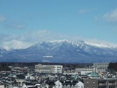 甘くみていたら、東海道新幹線が混んでいて、三島まで立つ羽目に
東北新幹線は空いていました　宇都宮付近から那須連峰