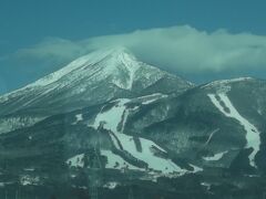 12日　アルツ磐梯で滑るために磐越西線に
猪苗代に近づくと磐梯山が　中腹は翌日滑る猪苗代スキー場