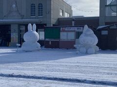 羽田で飛行機搭乗前にアクシデント発生ぃぃぃ！
ズボンのチャックが壊れて閉まらんぞ・・・
何ぃぃぃ！トイレで直そうとするもファスナー壊れた・・・
こんなことあるぅ？
上着で隠し通すか？
幸先悪いスタートだな。
防寒用のオーバーパンツはあるけど、上着で隠し通そ！

しょっぱなで下品な話題ですんません・・・

でも女満別便って満席に近い。
1月の釧路行きはガラガラだったのに。