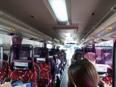 　空港行きの市営バスは、ほぼ満員の盛況。リムジンバスではない一般の準急バスなので、途中バス停での乗り降りもできます。
　途中で乗ってきた地元のご婦人、「え、なに、これ貸切バスじゃないですよね？」とオドオド。日頃混まないバスなので、バスを間違えたんじゃないかと焦ったんだそうです。
