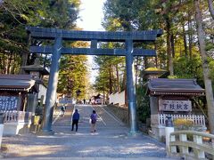 諏訪といえば諏訪大社。下諏訪駅のすぐ近くに下者秋宮があります