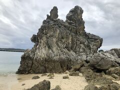 北風強いですが、ゴリラチョップは南向きにあるので泳げます。
いつも通り瀬底島のショップでウエットスーツ借りました。