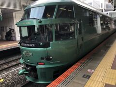 9時17分博多発ゆふいんの森1号1号車1-CDをネットで予約をし、当日を楽しみに迎えました。
カッコいいです。