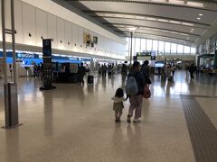 那覇空港到着。3分遅れてすみませんって日本だなぁ