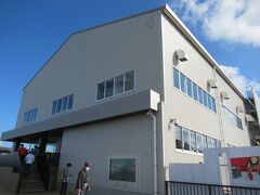 「原寸場（げんすんば）」見学エリアになっています。
鉄骨2階建ての建物です。
木材置き場のほかに加工場、職人が実物大の図面を描く「原寸場」があります。